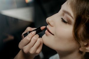 7 Tahapan Make Up Pemula Dengan Look Natural dan Tahan Lama