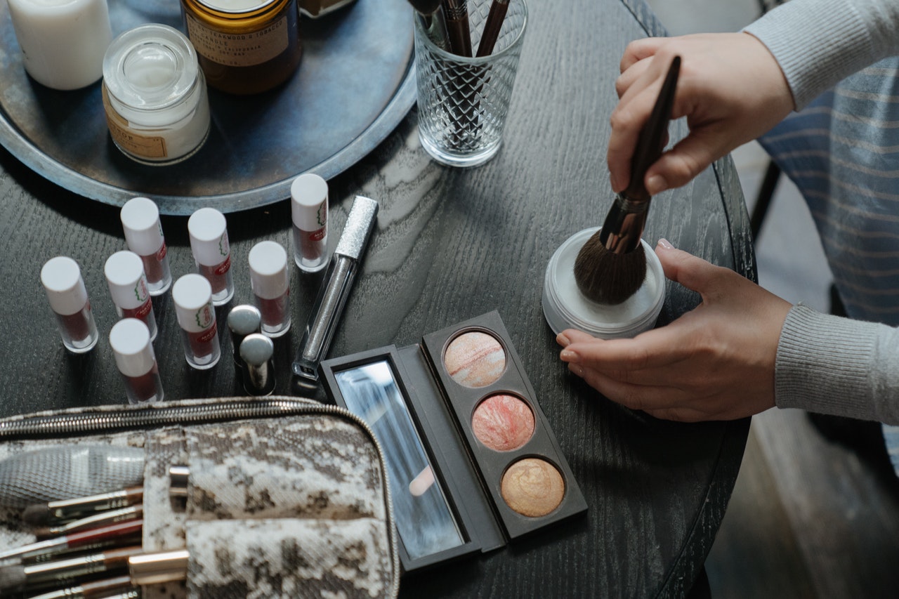 Urutan Make Up Glowing agar Tidak Mudah Pecah dan Tahan Lama pexels cottonbro 4620843 urutan make up glowing